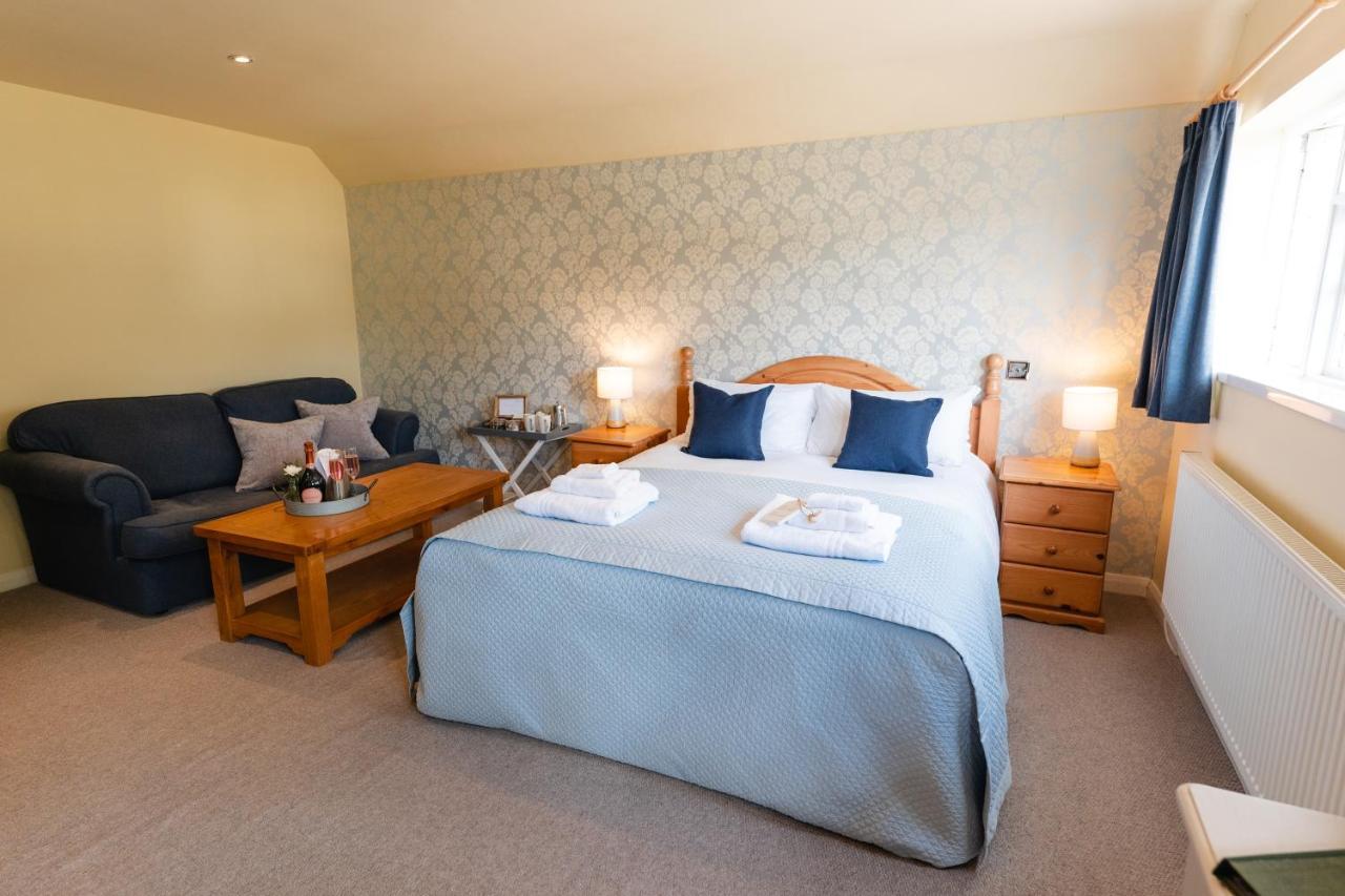 Fox And Hounds Llancarfan Inn 4*